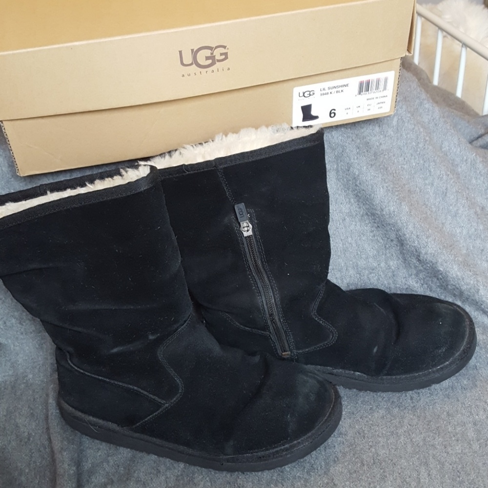 Black Uggs, kids size 6/ women's size 8